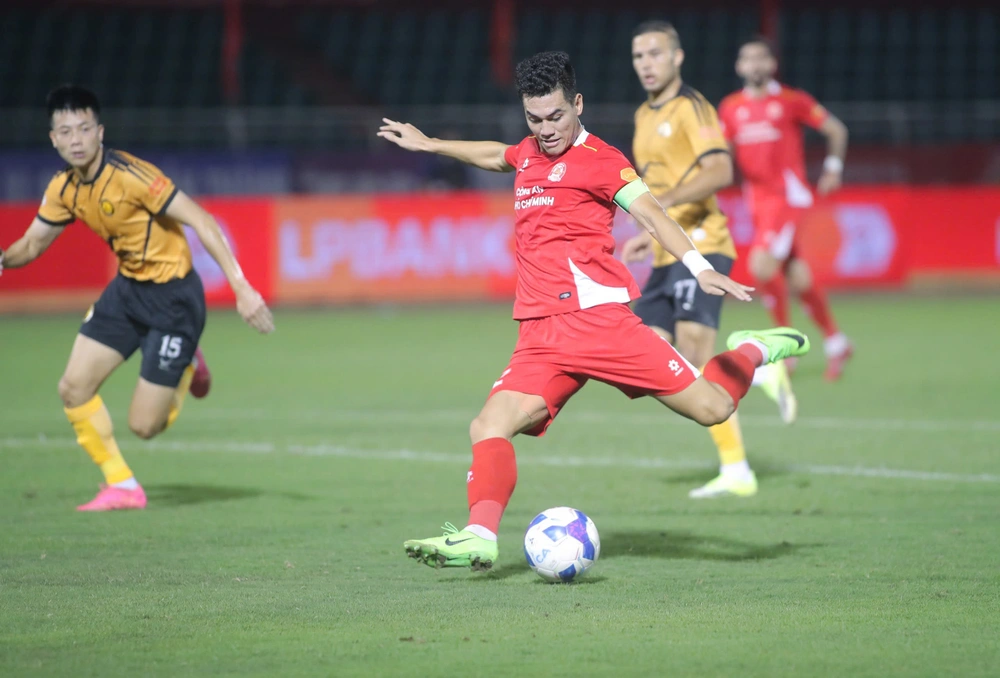 HLV Kim Sang Sik mạnh tay với Tiến Linh - Ảnh 1.