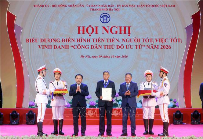 HLV Mai Đức Chung nhận vinh dự đặc biệt trước ngày Giải phóng Thủ đô - Ảnh 3. HLV Mai Đức Chung nhận vinh dự đặc biệt trước ngày Giải phóng Thủ đô - Ảnh 3.