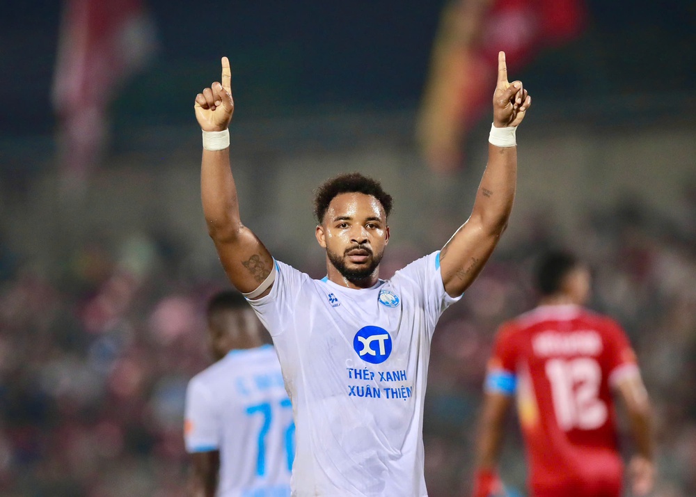 Xuân Son thử tài Trung Kiên, HAGL đứng trước hiểm họa - Ảnh 1.