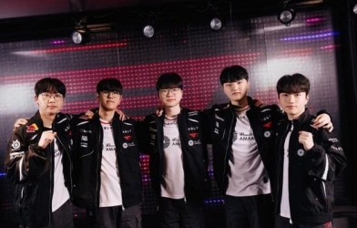 T1 receives a "rain of criticism" for a ring-showing moment that left Peyz awkwardly isolated on stage