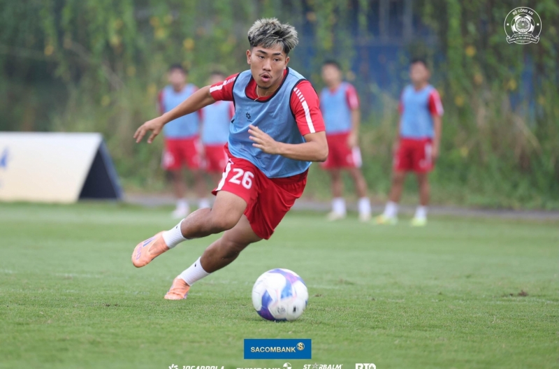 A rare overseas Vietnamese star causes a sensation in his first training session in Vietnam