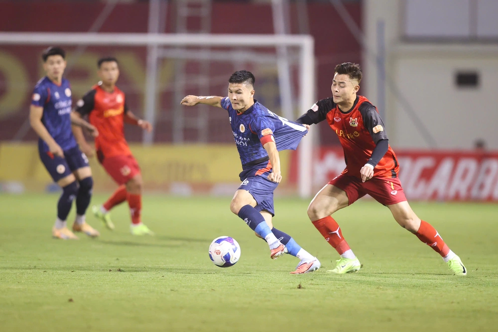 Quang Hải thăng hoa, HLV Kim Sang Sik mừng thầm  - Ảnh 1.