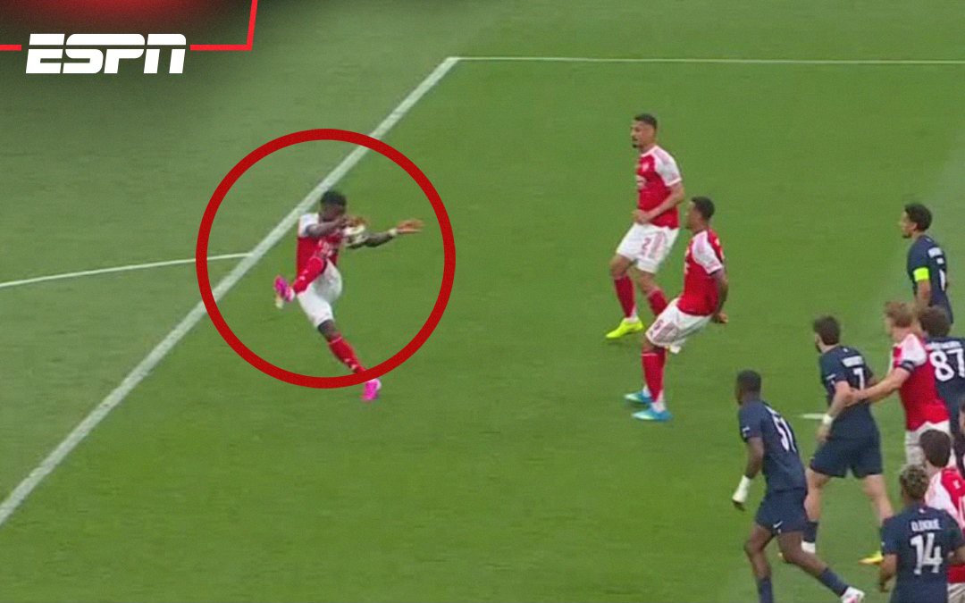 Vì sao Arsenal không bị thổi phạt đền dù Saka chạm tay rõ ràng?