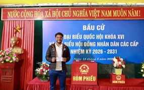 Player Xuan Son feels happy and proud when going to vote.