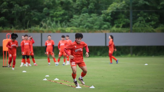 The Vietnam national team is about to hold practice matches, with young players eager to learn from their senior teammates.