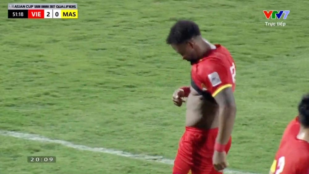 Vì sao Xuân Son chỉ tay vào bụng khi ăn mừng bàn thắng vào lưới Malaysia? - Ảnh 1. Vì sao Xuân Son chỉ tay vào bụng khi ăn mừng bàn thắng vào lưới Malaysia? - Ảnh 1.
