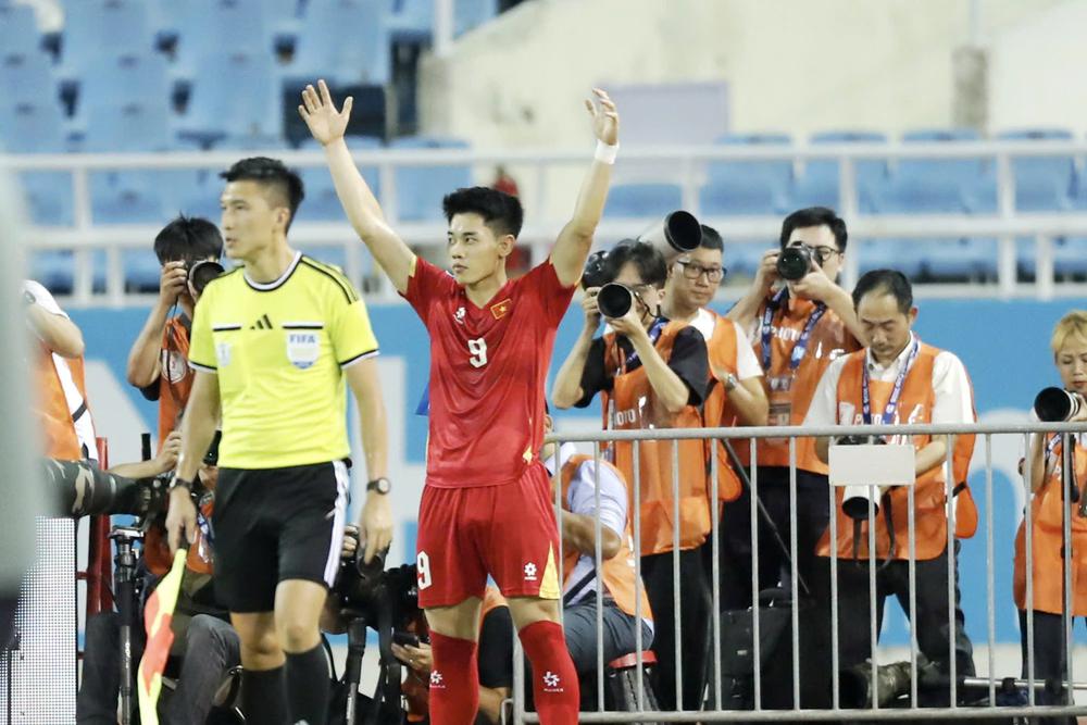 Đình Bắc lập cú đúp giúp tuyển Việt Nam hạ Campuchia 3-1 để vào bán kết ASEAN Cup 2026. Ảnh: Hoàng Linh
