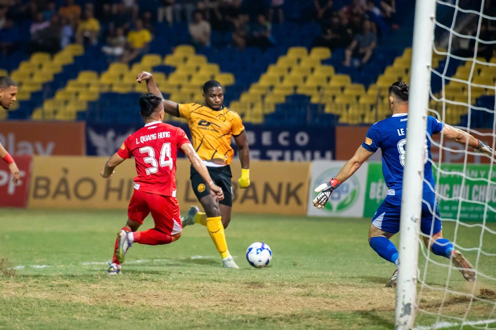 Tiến Linh hụt hơi cùng CLB Công an TP.HCM - Ảnh 3.