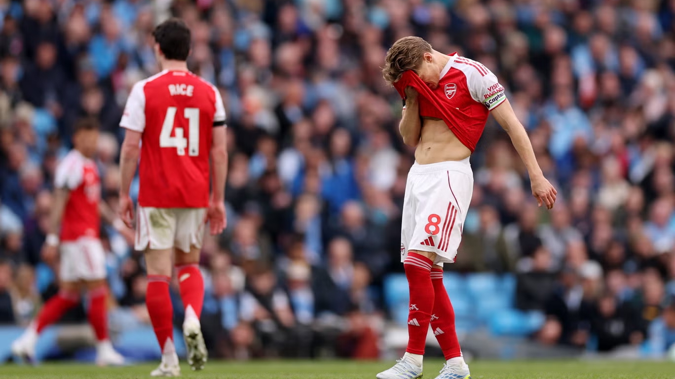 Cuộc đua vô địch Ngoại hạng Anh: Arsenal thất thế nhưng chưa sụp đổ