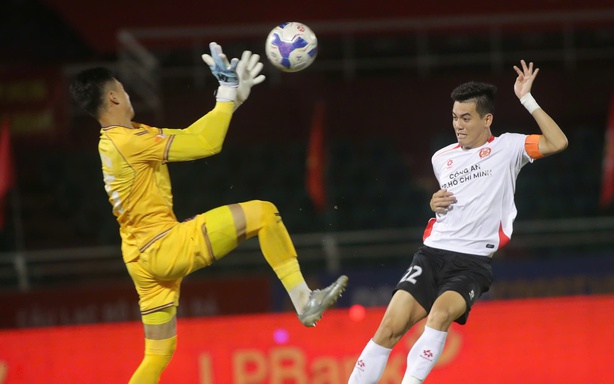 Coach Kim Sang Sik Takes a Firm Stand Against Tiến Linh