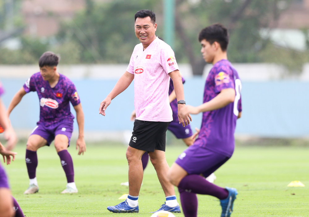 Becamex TP.HCM thay HLV lần thứ 4 mùa này, V-League 2025/26 lập "kỷ lục buồn" - Ảnh 1. Becamex TP.HCM thay HLV lần thứ 4 mùa này, V-League 2025/26 lập "kỷ lục buồn" - Ảnh 1.