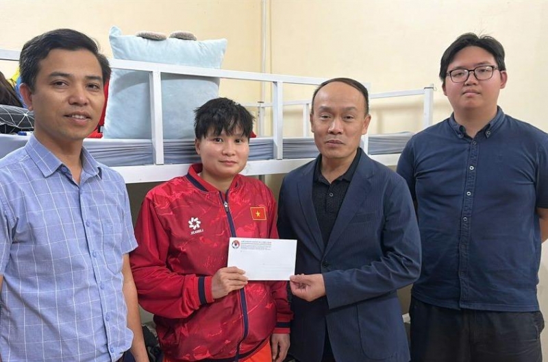 越南足球協會領導探訪兩位無緣參加東南亞運動會的球員