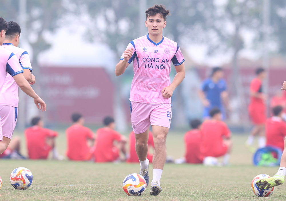 Bình luận: Những gam màu trái ngược của cầu thủ Việt kiều - Ảnh 1. Bình luận: Những gam màu trái ngược của cầu thủ Việt kiều - Ảnh 1.