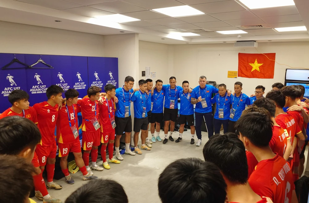 HLV Cristiano Roland động viên học trò sau thất bại đáng tiếc trước U17 Hàn Quốc. Ảnh: VFF HLV Cristiano Roland động viên học trò sau thất bại đáng tiếc trước U17 Hàn Quốc. Ảnh: VFF