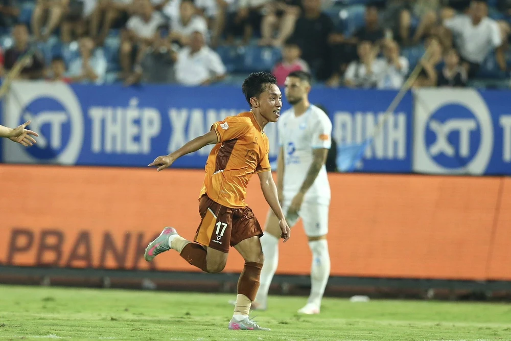 Xuân Son mệt mỏi, Nam Định xứng đáng phơi áo trước Hoàng Anh Gia Lai - Ảnh 2. Xuân Son mệt mỏi, Nam Định xứng đáng phơi áo trước Hoàng Anh Gia Lai - Ảnh 2.