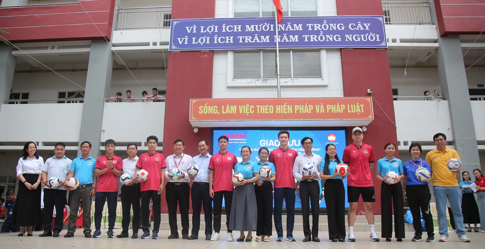 Hoàng Đức, Văn Lâm cùng dàn sao U23 Việt Nam khiến fan nhí vỡ oà - Ảnh 6. Hoàng Đức, Văn Lâm cùng dàn sao U23 Việt Nam khiến fan nhí vỡ oà - Ảnh 6.