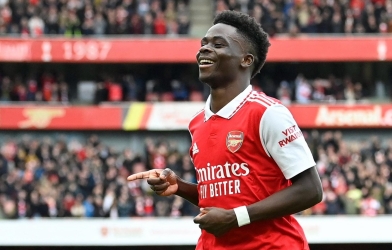 Bukayo Saka receives a surprise gift upon renewing his contract with Arsenal