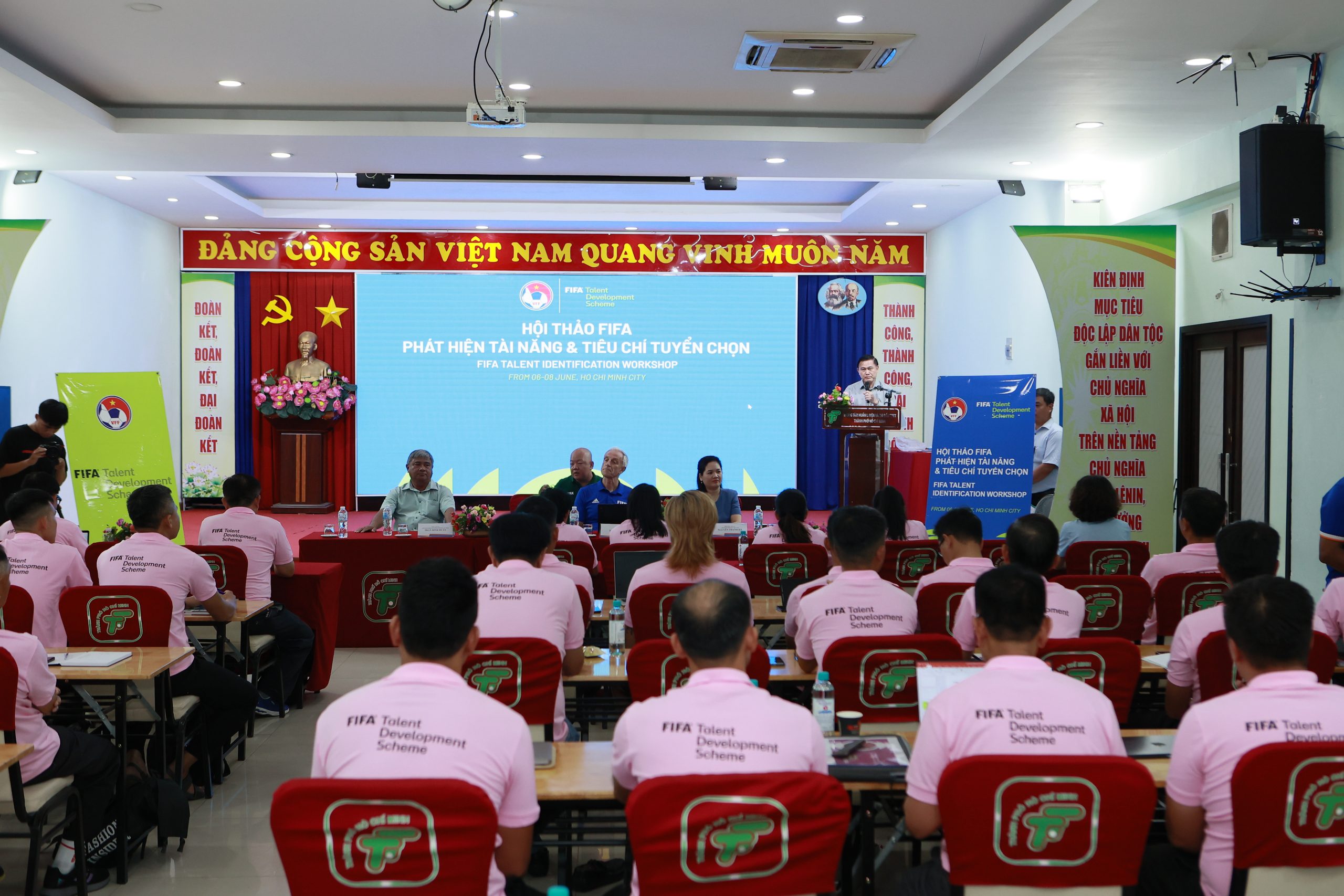 Tin nóng bóng đá Việt Nam hôm nay 7/6: U19 Việt Nam có thể bị loại; Công Phượng chia sẻ xúc động - Ảnh 3.