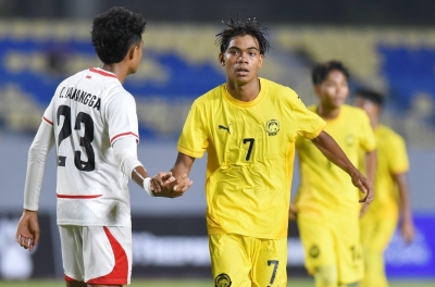 Malaysian fans repeatedly chant Vietnam's name after unexpectedly defeating Indonesia