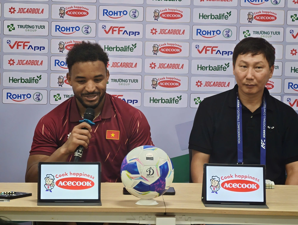 Có thêm tiền đạo Brazil nhập tịch, HLV Kim Sang Sik khó chọn hàng công cho tuyển Việt Nam - Ảnh 4.