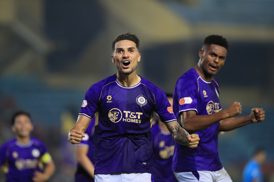 Hoàng Hên vùa ghi bàn, vừa kiến tạo, giúp Hà Nội FC thắng Hà Tĩnh 3-0 ở vòng 18 V-League. Ảnh: Hoàng Linh