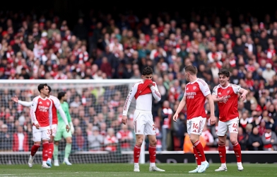 Arsenal faces the risk of losing the Premier League title after a home defeat.