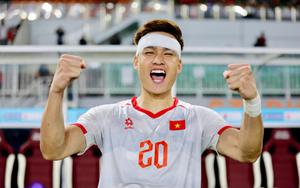 Defender Bui Hoang Viet Anh has had his wound treated.