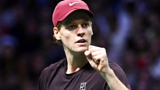 Thắng &#39;hủy diệt&#39; Zverev, Sinner vào chung kết Paris Masters và sẵn sàng đòi lại ngôi số một thế giới