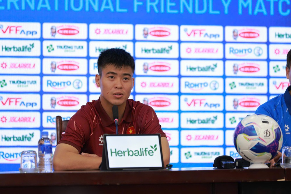 HLV Kim Sang Sik: 'Xuân Son có thể ra sân' - Ảnh 2.