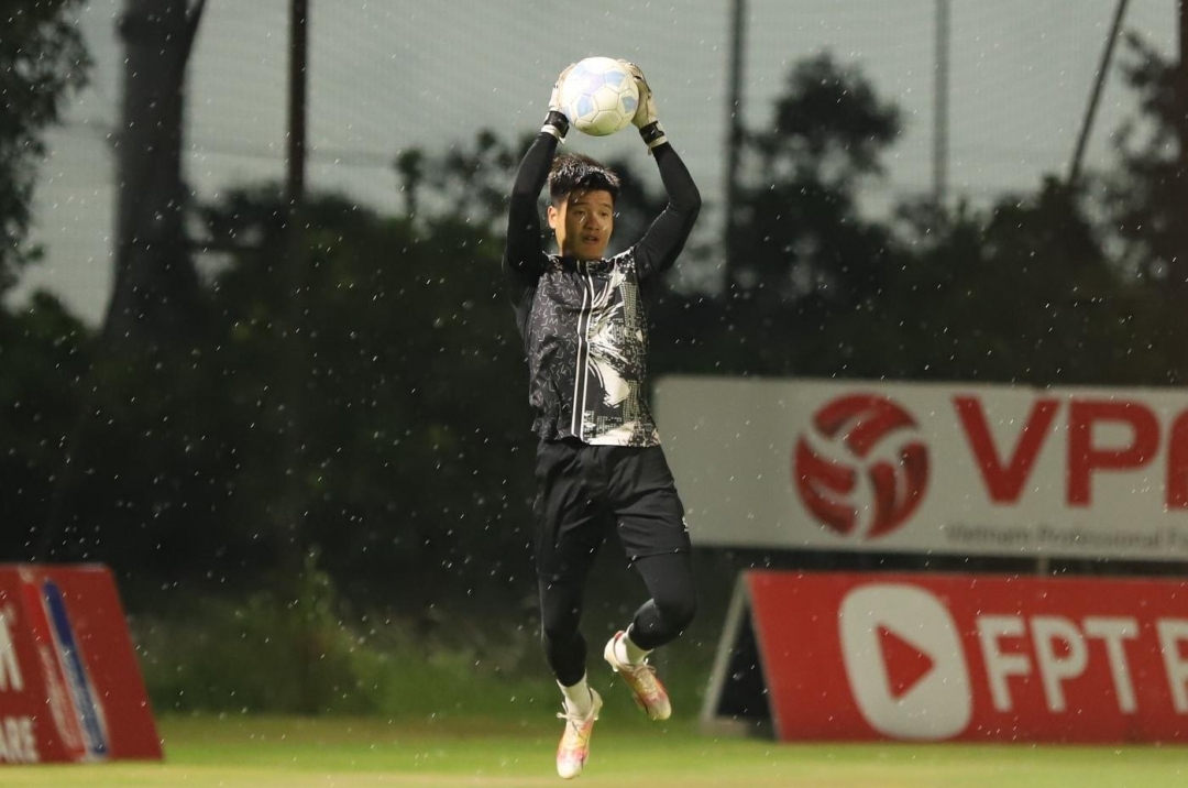 Former U23 Vietnam goalkeeper shines brilliantly on his V-League comeback.