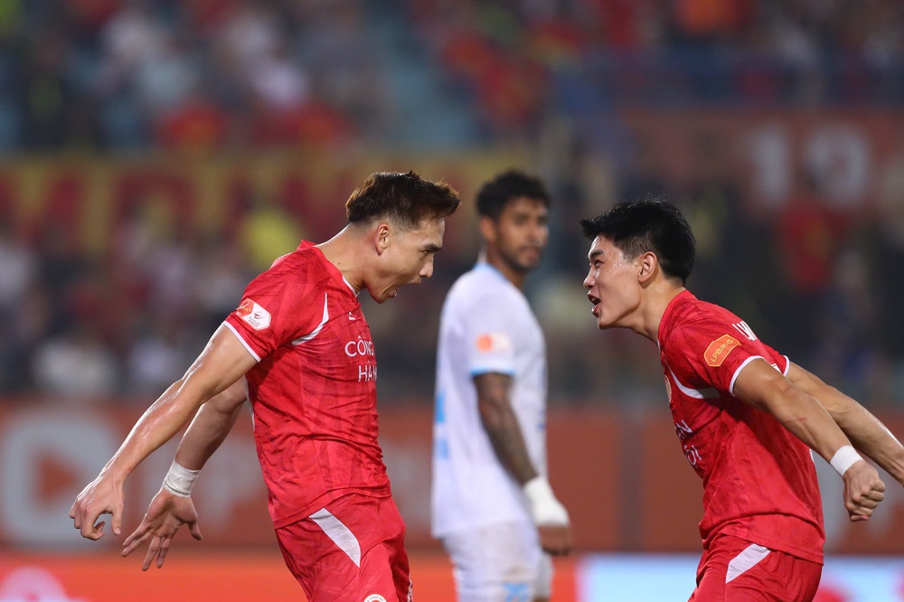 V-League 2025/26 chứng kiến hai thái cực và tiền thôi là chưa đủ - Ảnh 1. V-League 2025/26 chứng kiến hai thái cực và tiền thôi là chưa đủ - Ảnh 1.