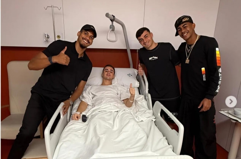 Yamal visited his senior teammate in the hospital after surgery.