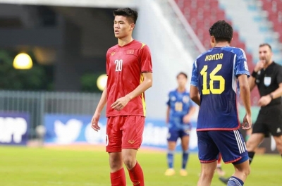 The 1.95-meter tall defender of Vietnam's U23 team reveals he can play as a forward.