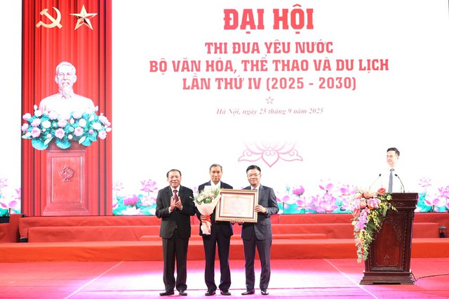 HLV Mai Đức Chung vinh dự khi được vinh danh Công dân Thủ đô ưu tú năm 2026 - Ảnh 1. HLV Mai Đức Chung vinh dự khi được vinh danh Công dân Thủ đô ưu tú năm 2026 - Ảnh 1.