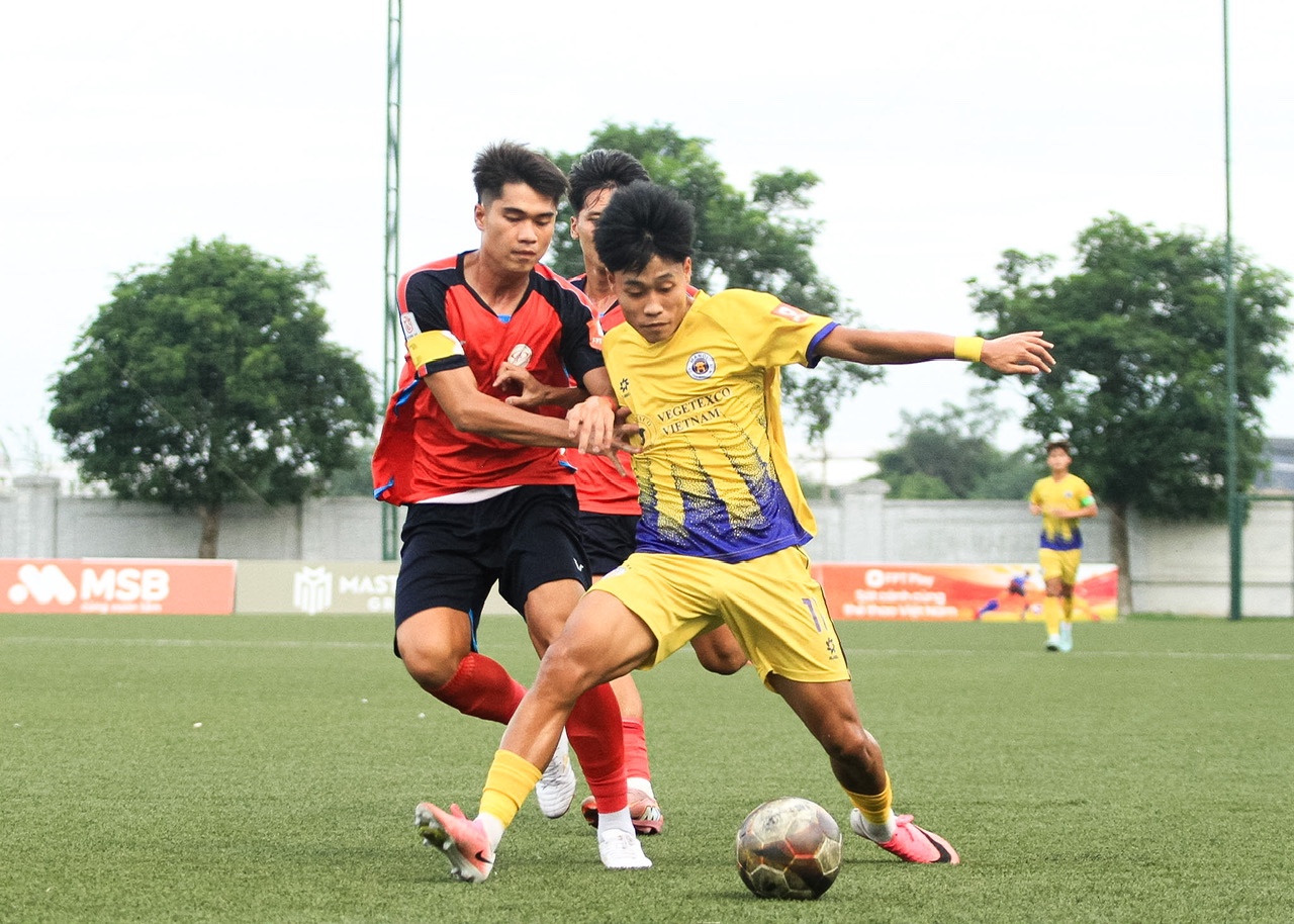 Tin nóng bóng đá Việt hôm nay 17/7: Đội tuyển Việt Nam lên Thái Nguyên; Trung vệ CLB CAHN gia nhập đội bóng Singapore - Ảnh 2.