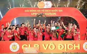 CAHN lifted the V-League championship trophy in complete joy.