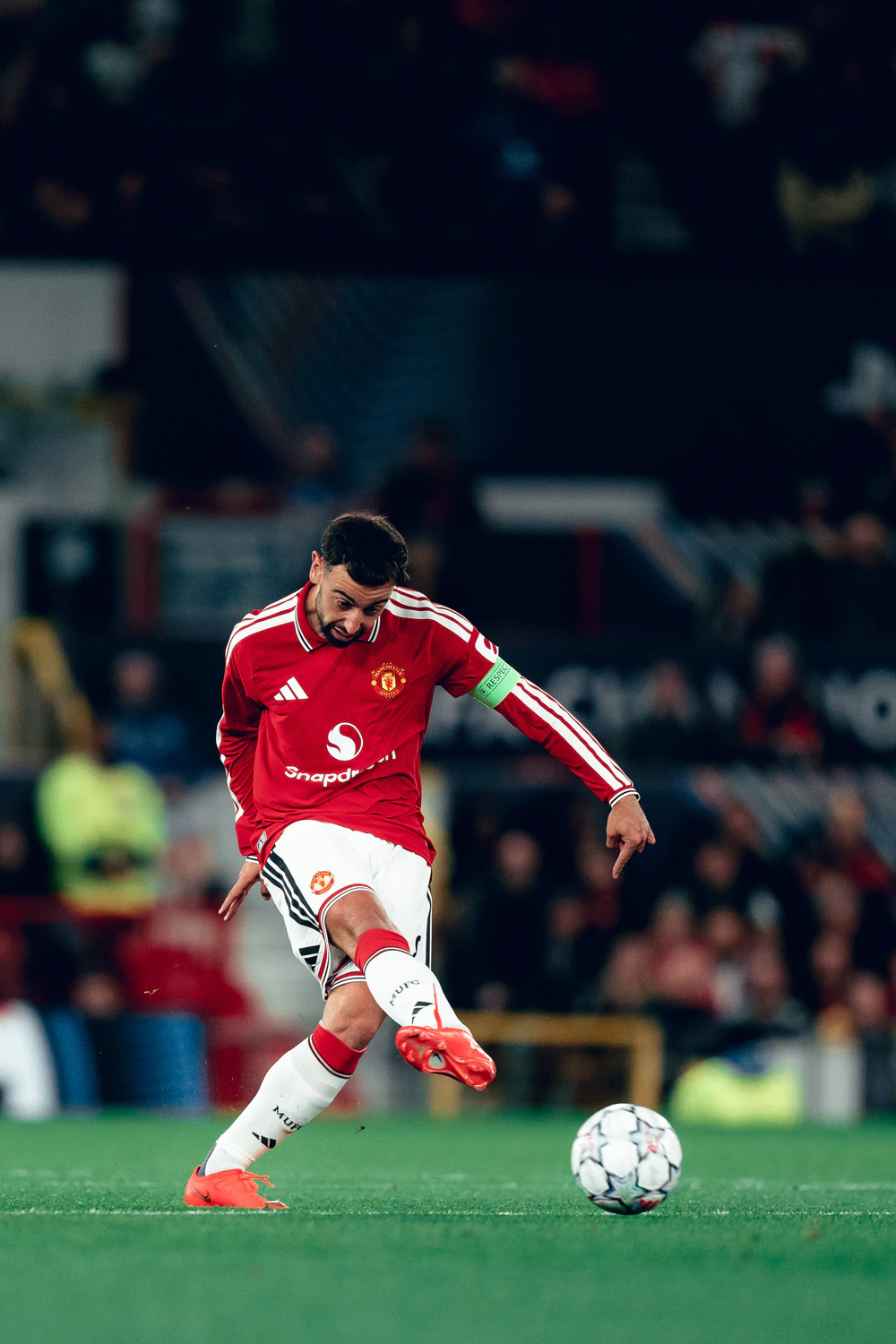 Rooney: "Carrick cần loại Bruno Fernandes khỏi đội hình ngay trước khi anh ta bùng nổ" - Ảnh 1. Rooney: "Carrick cần loại Bruno Fernandes khỏi đội hình ngay trước khi anh ta bùng nổ" - Ảnh 1.