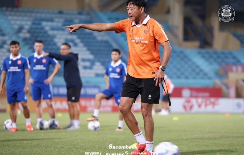 Coach Lê Huỳnh Đức is absent from the AFC A-License coaching course