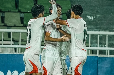 Indonesian fans unanimously chant the name of U19 Vietnam after losing the top spot.