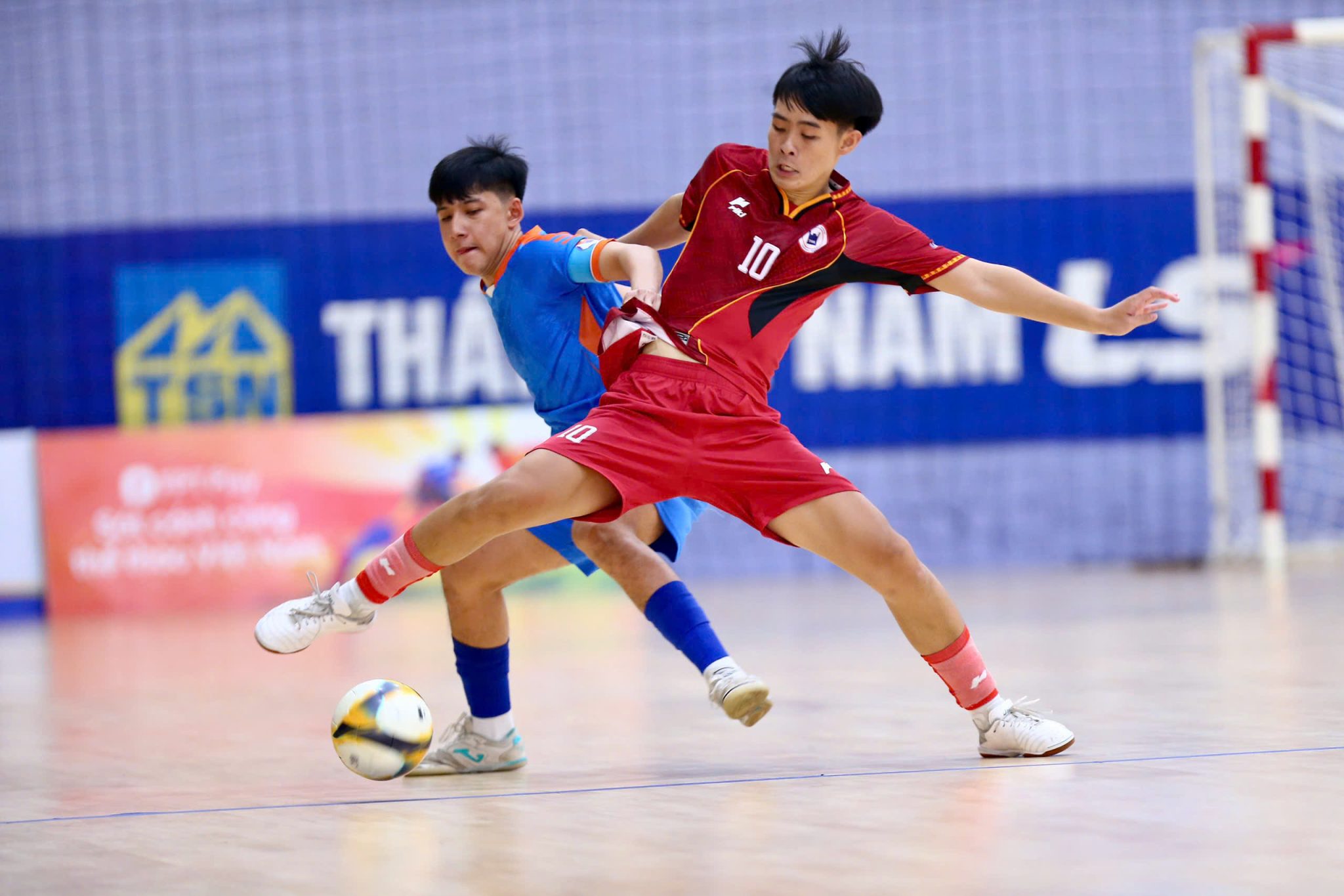 Tin nóng bóng đá Việt hôm nay 21/8: HLV Kim Sang Sik họp báo; CĐV Việt Nam tại Thái Lan mua hết vé chung kết lượt đi - Ảnh 4.