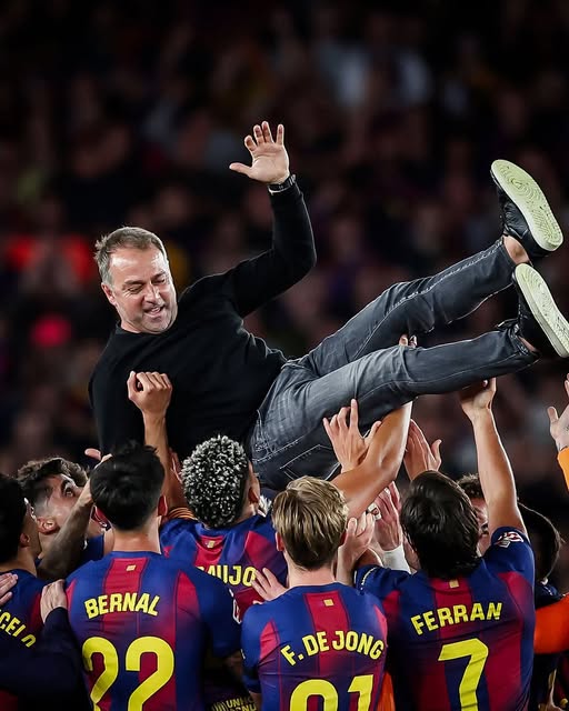 Xúc động khoảnh khắc các cầu thủ Barca tri ân HLV Hansi Flick sau khi vô địch La Liga - Ảnh 2. Xúc động khoảnh khắc các cầu thủ Barca tri ân HLV Hansi Flick sau khi vô địch La Liga - Ảnh 2.