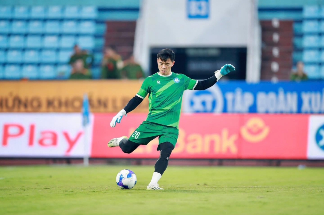 Nam Định faces a severe shortage of players, almost forcing the goalkeeper to play as a midfielder.