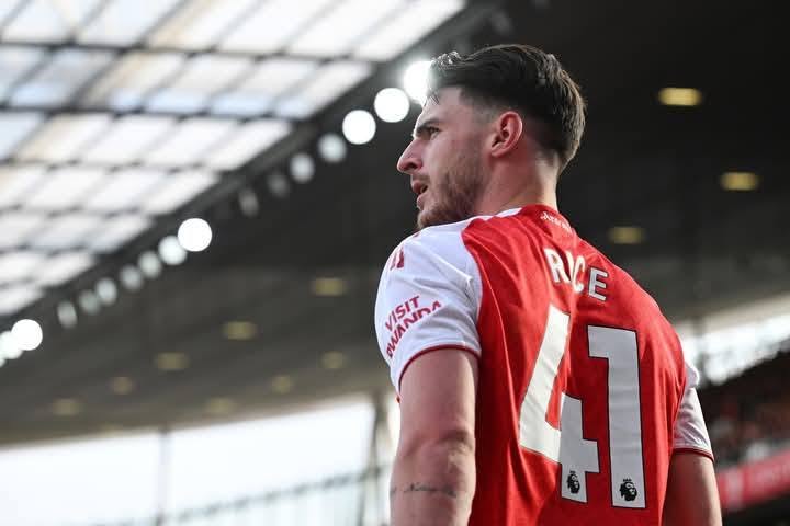 Arsenal đang tiến rất gần tới việc gia hạn hợp đồng dài hạn với Declan Rice, qua đó tiếp tục khẳng định vai trò đặc biệt của tiền vệ người Anh trong kế hoạch phát triển đội bóng. Ảnh: FBNV Arsenal đang tiến rất gần tới việc gia hạn hợp đồng dài hạn với Declan Rice, qua đó tiếp tục khẳng định vai trò đặc biệt của tiền vệ người Anh trong kế hoạch phát triển đội bóng. Ảnh: FBNV