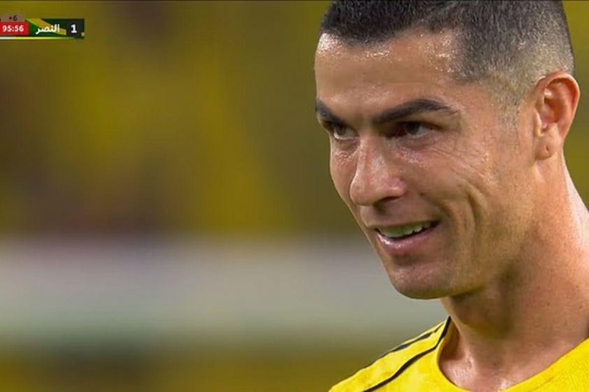 Ronaldo tỏ ra tự tin nhưng lại sút bóng vào hàng rào một cách đáng thất vọng (Ảnh: Daily Mail).