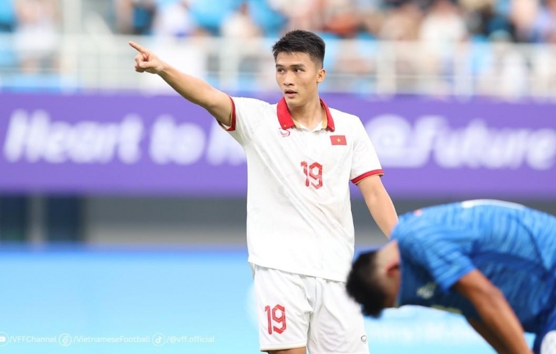 Just penalized by FIFA, the Vietnam team loses another top striker