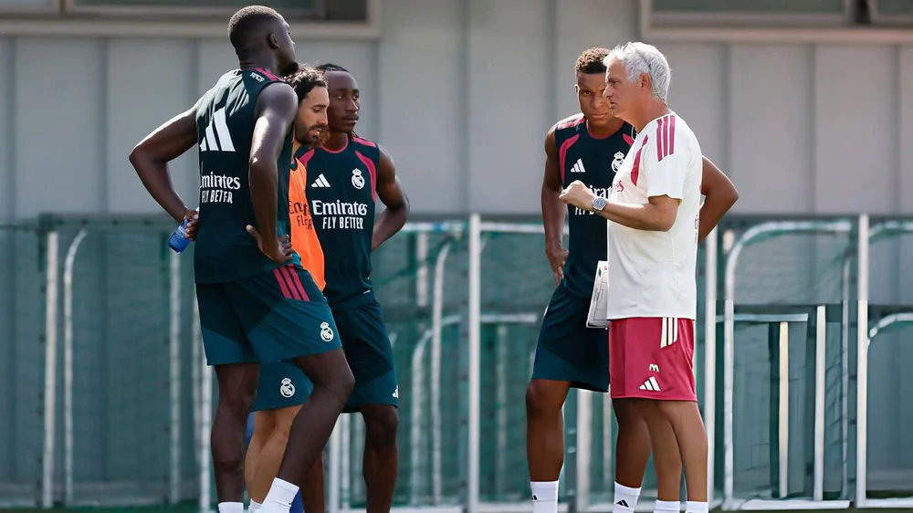 Real Madrid: Thách thức 20 người của Mourinho - Ảnh 1. Real Madrid: Thách thức 20 người của Mourinho - Ảnh 1.