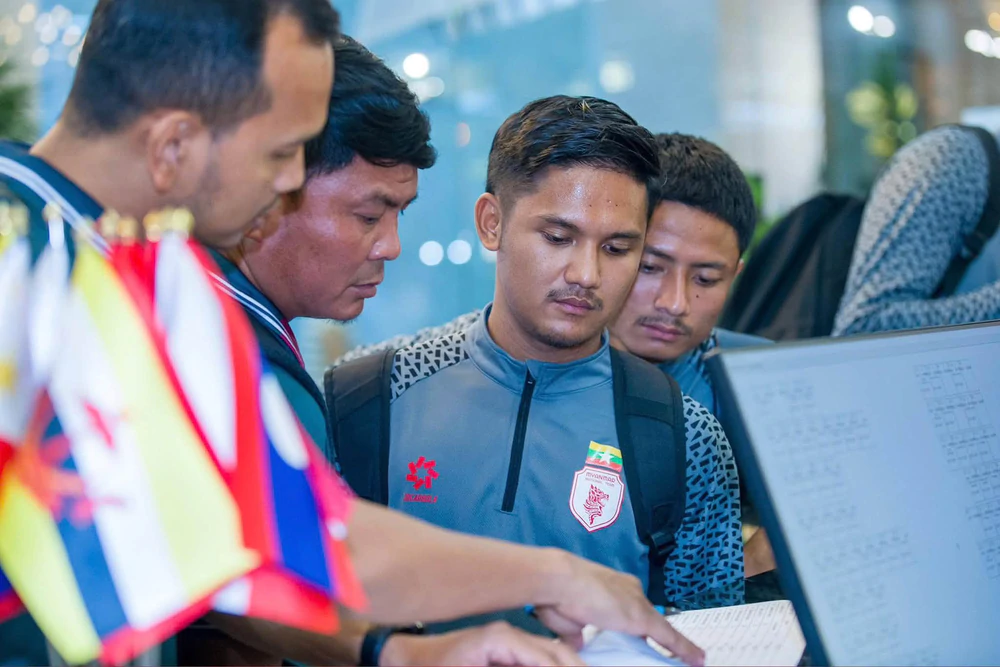 Đội tuyển Myanmar đến Thái Nguyên, sẵn sàng thử sức với tuyển Việt Nam - Ảnh 1. Đội tuyển Myanmar đến Thái Nguyên, sẵn sàng thử sức với tuyển Việt Nam - Ảnh 1.
