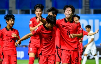 South Korean fans react upon facing Vietnam U17 at the Asian tournament