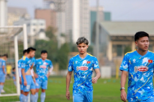 Coach Đinh Hồng Vinh removes Croatian-Vietnamese player from U23 Vietnam squad.