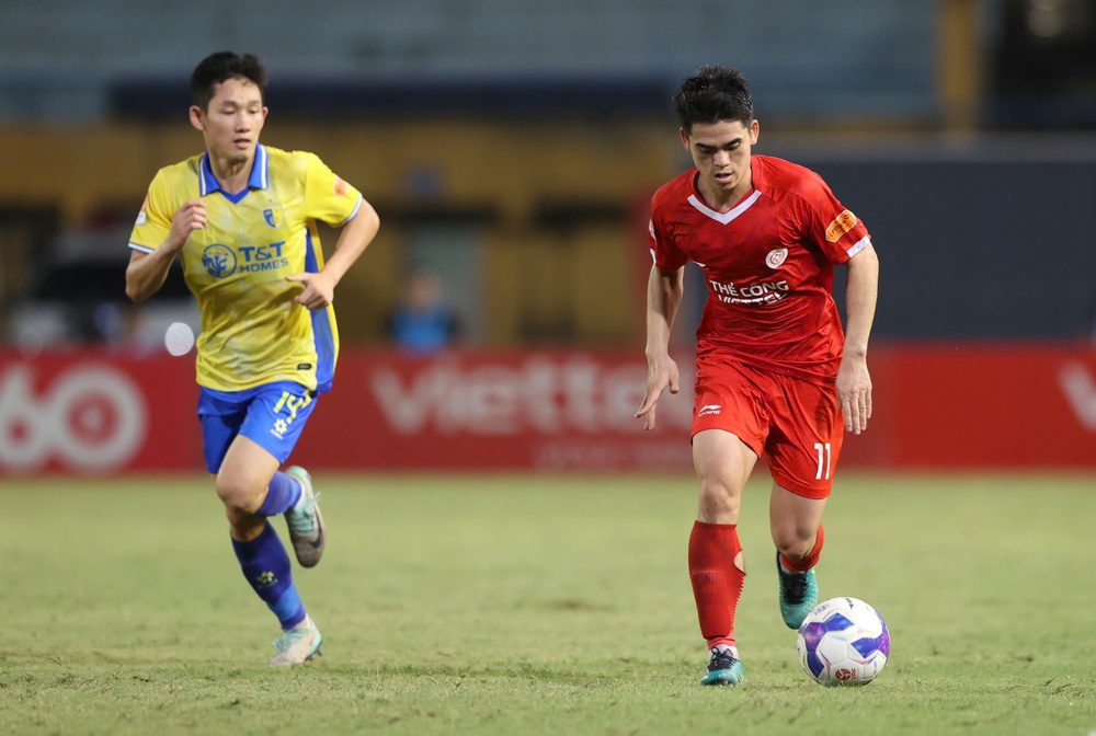 BLV Vũ Quang Huy: “Nóng trên sân Thiên Trường và hấp dẫn những trận derby” - Ảnh 1.